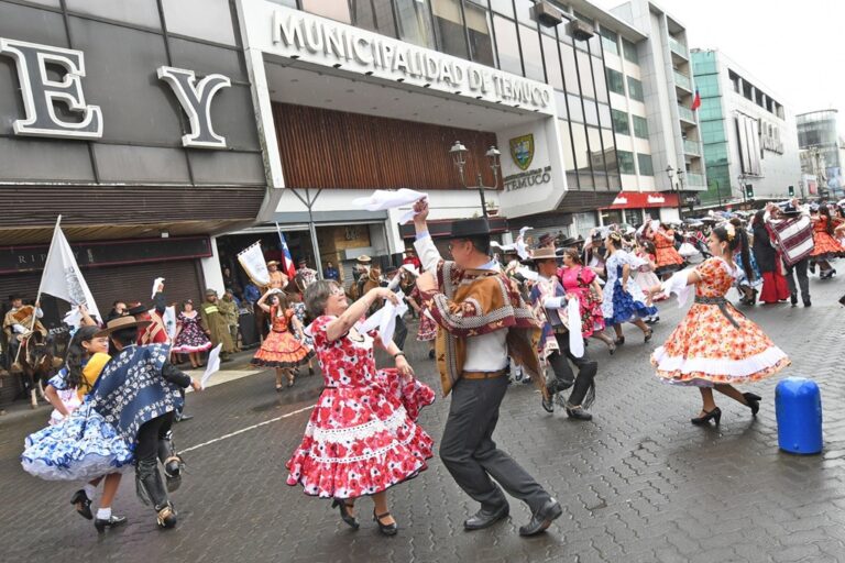 Temuco Celebra con éxito el Tradicional Desfile de Fiestas Patrias Pese a la Lluvia